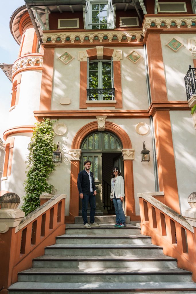 Andréa et Hélène SOLER DE LASTELLE devant un château MAISON SOLER DE LASTELLE