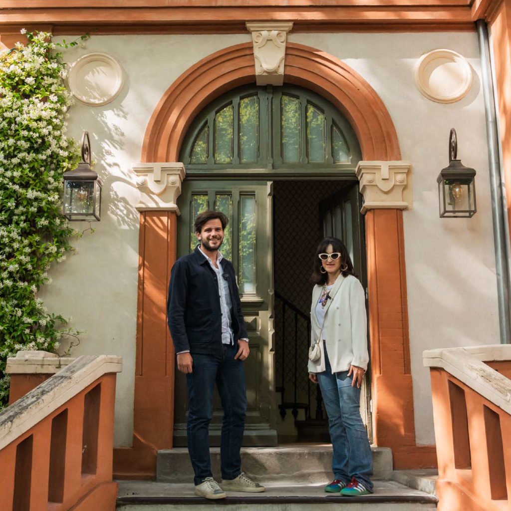 Andréa et Hélène SOLER DE LASTELLE devant un château MAISON SOLER DE LASTELLE